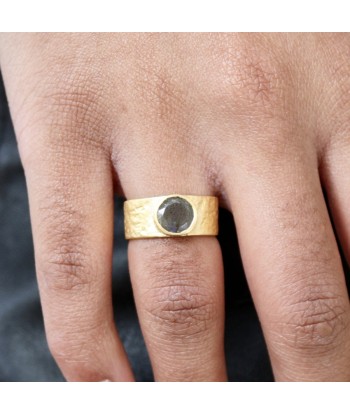 Bague dorée ouverte martelée et labradorite soldes