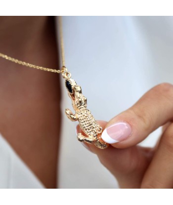 Collier doré pendentif crocodile et pierre soldes