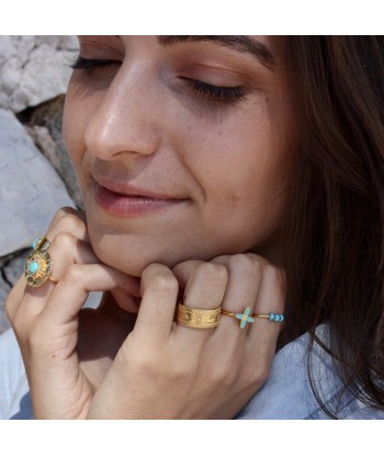 Bague ronde dorée martelée et pierre ou a consommer sur place