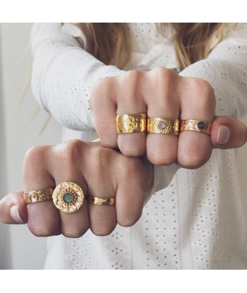 Bague ronde dorée martelée et pierre ou a consommer sur place