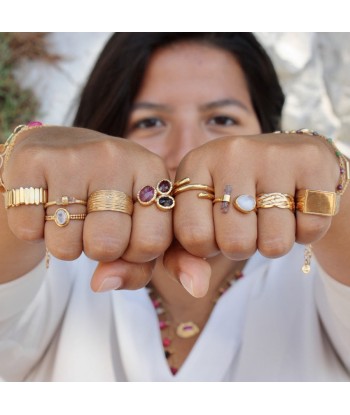 Bague dorée anneau texturé une grave pollution 