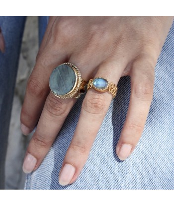 Bague chaine dorée et labradorite brillant des détails fins