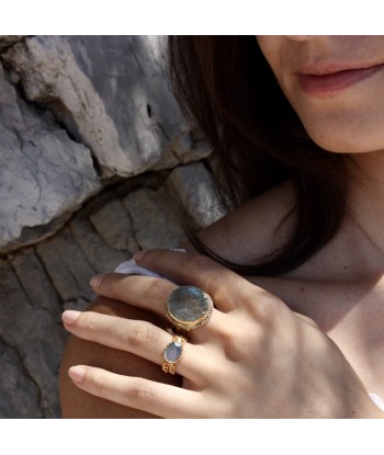 Bague chaine dorée et labradorite brillant des détails fins