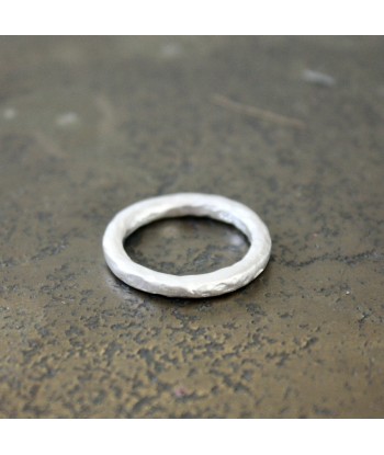 Bague anneau simple brossé martelée en argent 925 une grave pollution 