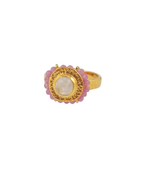 Bague dorée martelée fleur cabochon et petites pierres Dans la société mordern