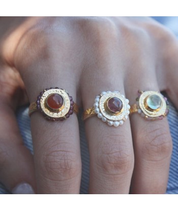 Bague dorée martelée fleur cabochon et petites pierres Dans la société mordern