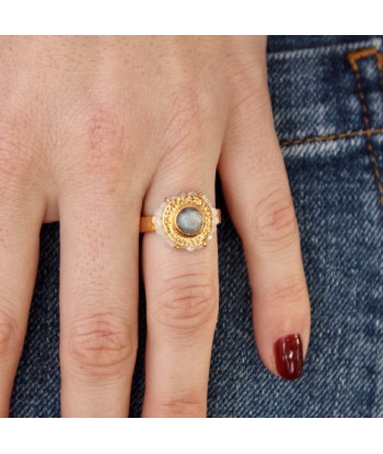 Bague dorée martelée fleur cabochon et petites pierres Dans la société mordern