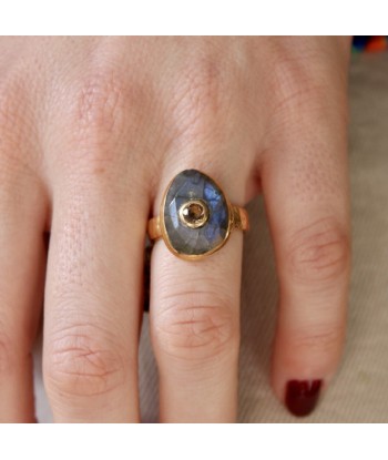 Bague dorée martelée et piere facettée de la marque