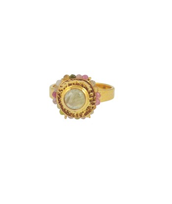 Bague dorée martelée fleur cabochon et petites pierres Dans la société mordern