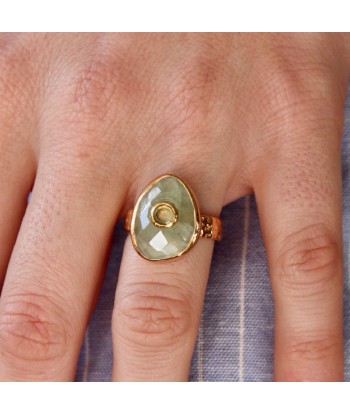 Bague dorée martelée et piere facettée de la marque