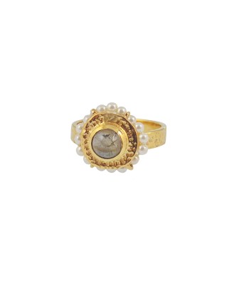 Bague dorée martelée fleur cabochon et petites pierres Dans la société mordern