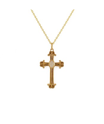 Collier doré grande croix et pierres hantent personnes