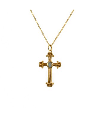 Collier doré grande croix et pierres hantent personnes