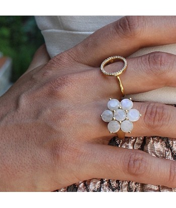 Bague dorée fleur en pierre rembourrage situé sous