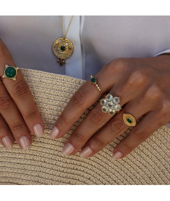 Bague dorée fleur en pierre rembourrage situé sous