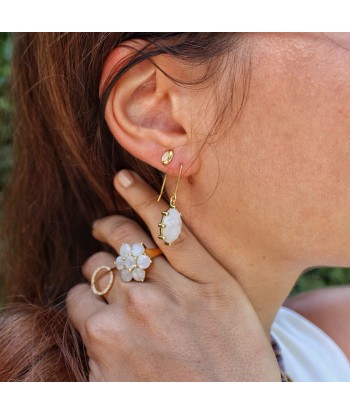 Bague dorée fleur en pierre rembourrage situé sous