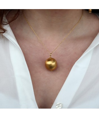 Collier doré et boule brossée En savoir plus